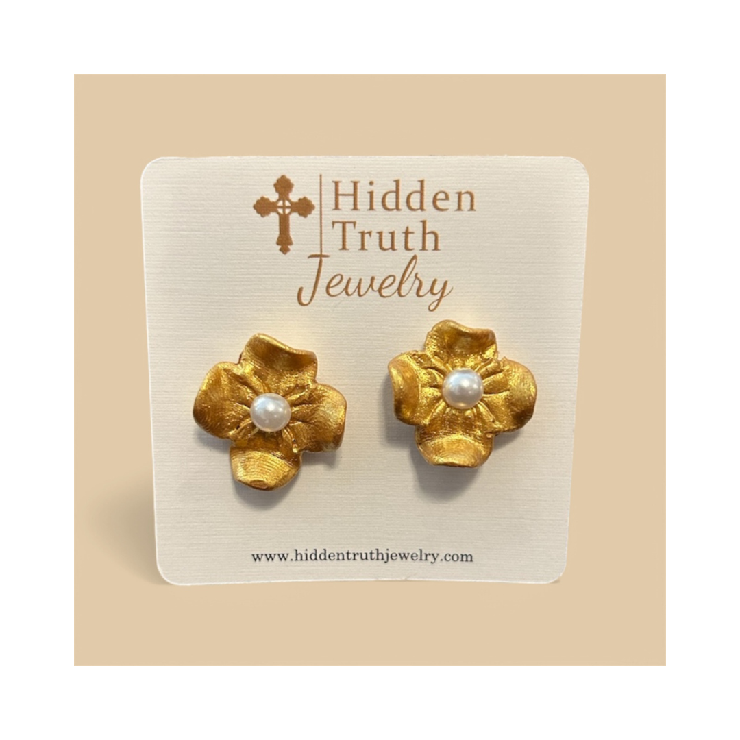 Gardenia Pearl Studs